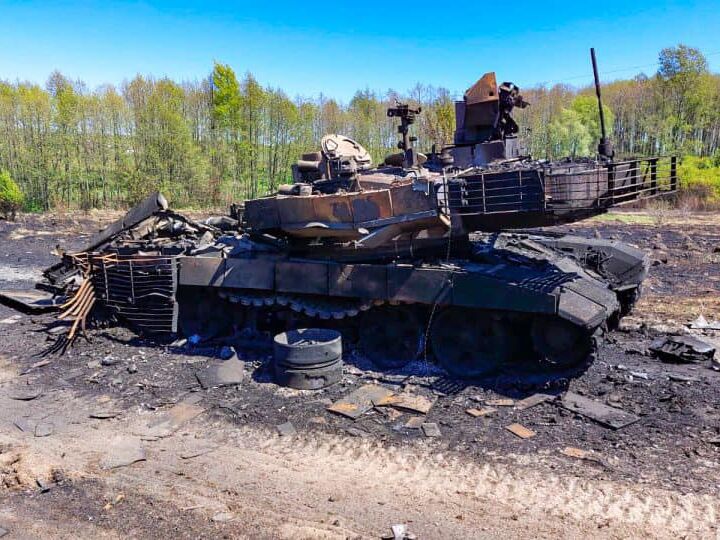 "Просто куча металла". В Луганской области сгорел российский танк стоимостью $5 млн. Видео