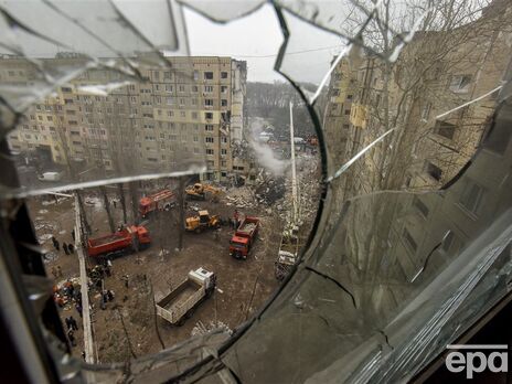В Днепре под завалами дома может быть защитница 