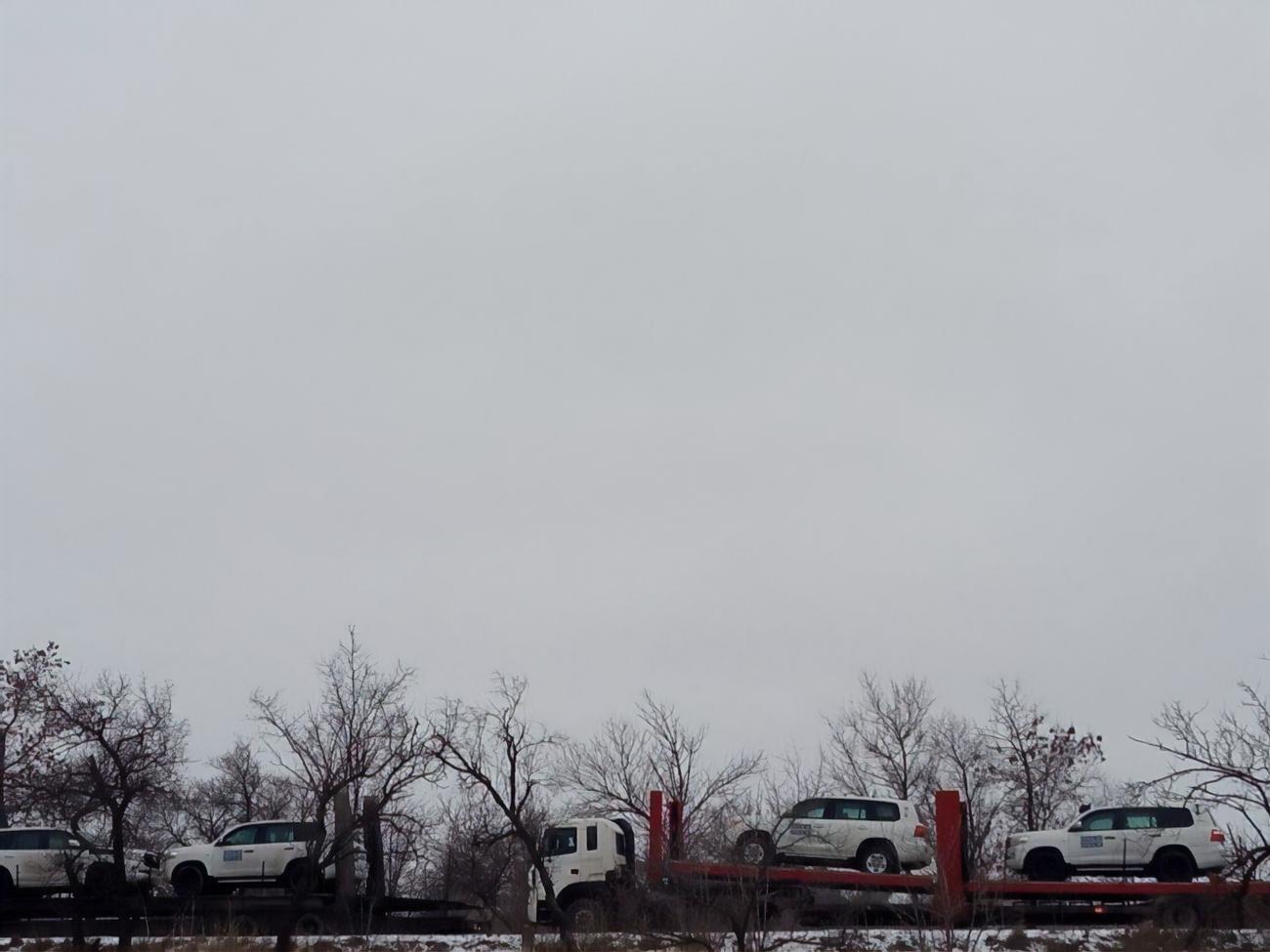 В сети появилось видео, как оккупанты везут на Донбасс автомобили ОБСЕ. В  организации отрицают свое присутствие в регионе