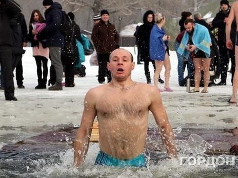Власти Киева призвали горожан отказаться от крещенских купаний во время войны