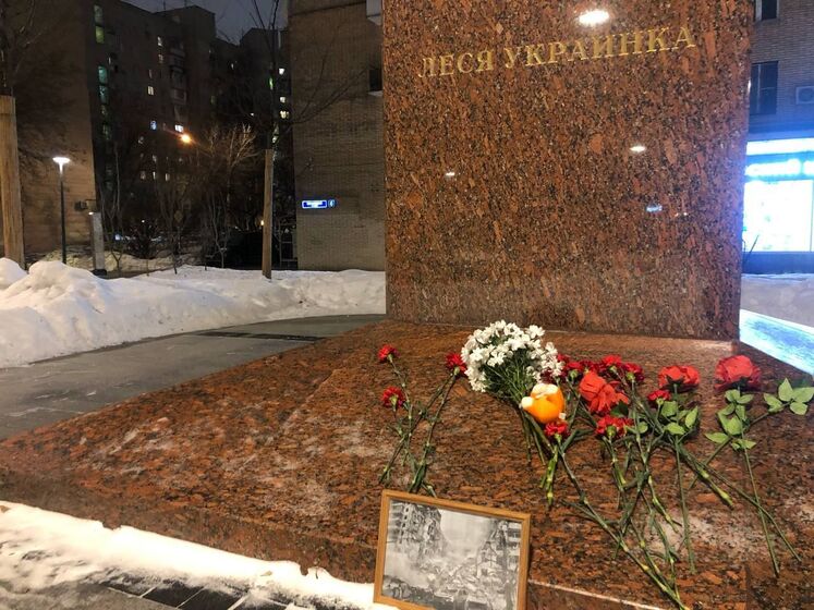 У Москві біля пам'ятника Лесі Українці з'явився стихійний меморіал на згадку про жертв російського удару по Дніпру