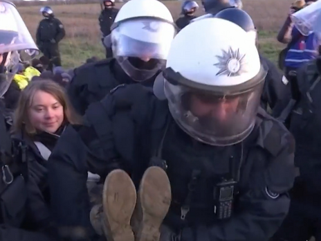 На акції протесту в Німеччині проти видобування вугілля поліція затримувала Грету Тунберг. Відео