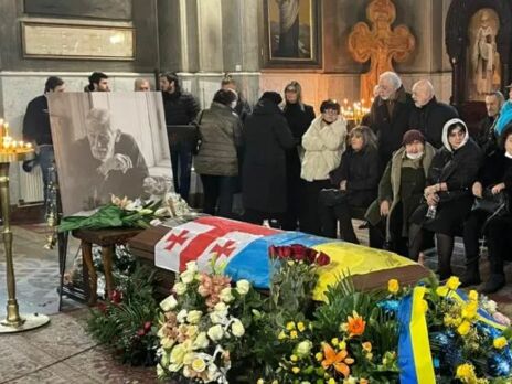 На похороны Кикабидзе от Украины поедет Ткаченко. Гроб артиста покрыт двумя флагами – грузинским и украинским