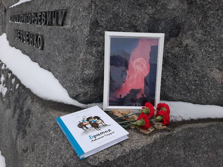В России устраивают мемориалы в память о погибших при атаке по Днепру. В Москве цветы и игрушки уже убрали