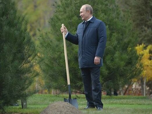 "Саме Путін стоїть із лопатою. І залишиться із цією лопатою в історії світу". Зеленський заявив, що президент країни-окупанта викопав прірву між Росією й Україною