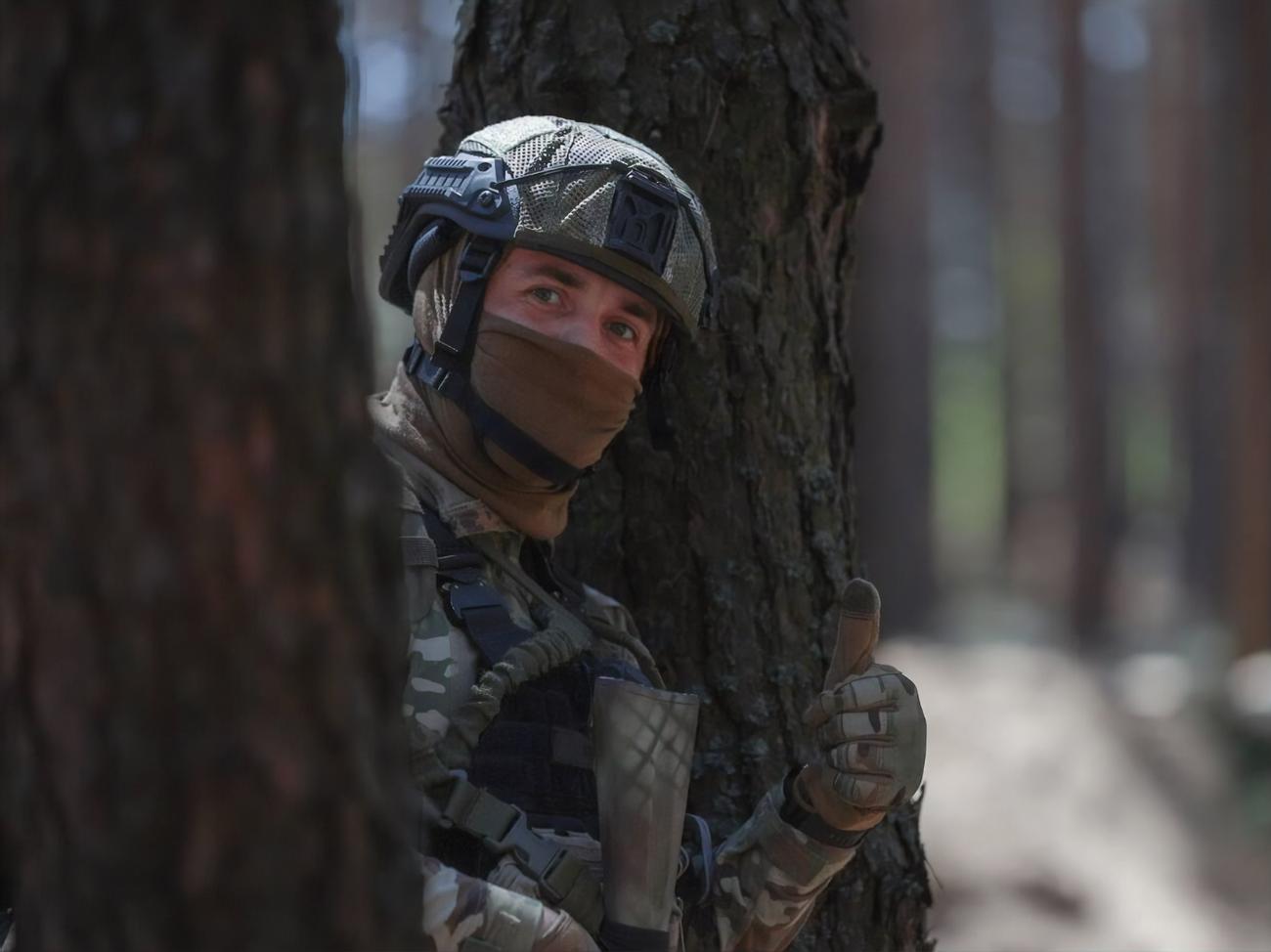 Soldiers of the MTR of Ukraine during reconnaissance near Kremennaya met a concentration of forces of Russian invaders and accepted the battle.  Video