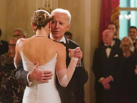 Внучка Байдена опубликовала новые свадебные фото