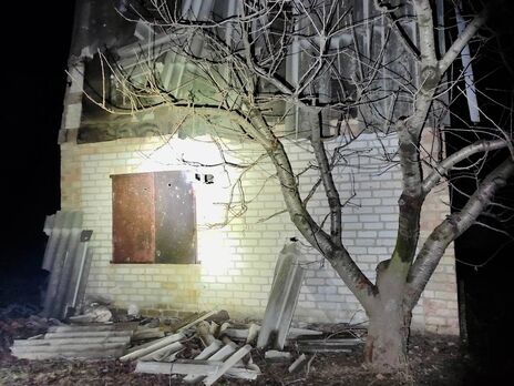 Оккупанты ночью вновь обстреляли Никопольский район, есть разрушения – ОВА