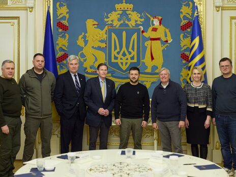 Американские сенаторы встретились с Зеленским и Шмыгалем в Украине. Обсудили поставки оружия, ЧВК 