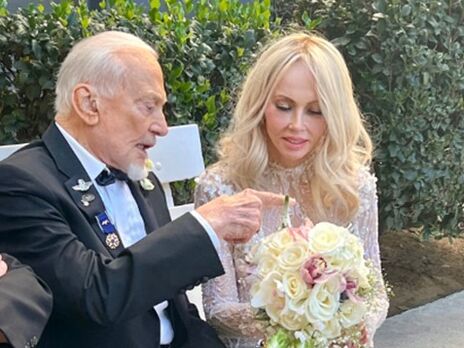 Побывавший на Луне 93-летний астронавт Олдрин женился в четвертый раз. Невеста моложе его на 30 лет. Фото