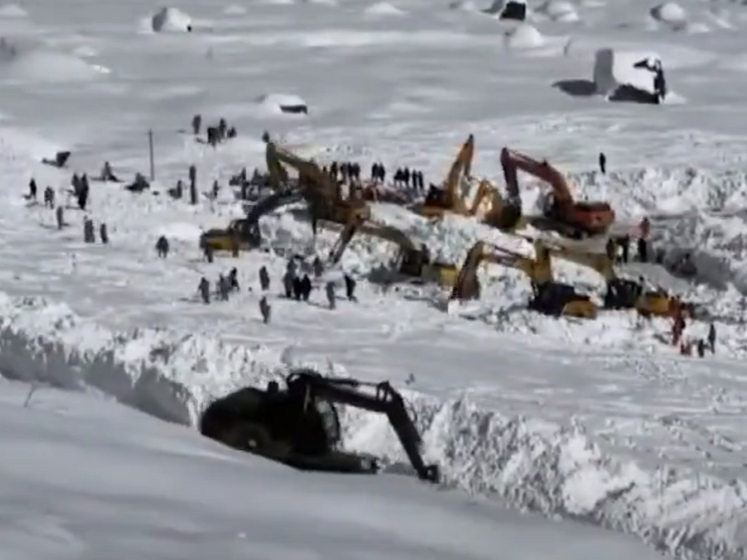 В Китае в результате схода лавины погибли 28 человек