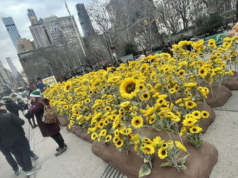 У Нью-Йорку висадили сотні соняшників на підтримку України. Фото, відео