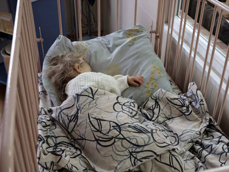 В Славянске мать бросила двух дочерей в холодной квартире на три дня