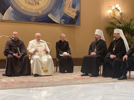 Папа римский встретился в Ватикане с представителями украинских церквей. Франциску передали списки пленных медиков