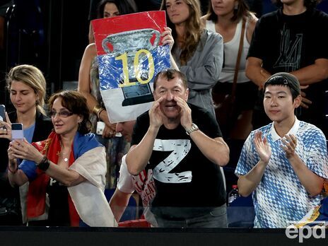 На матч Джоковича на Australian Open пришел фанат в футболке с Z, а у стадиона развернули флаги РФ, 