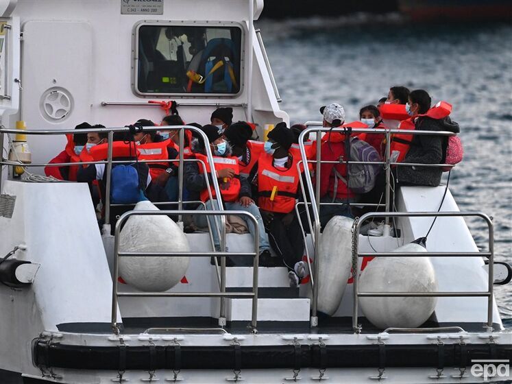 Біля берегів Лівії перекинувся човен із мігрантами, є загиблі