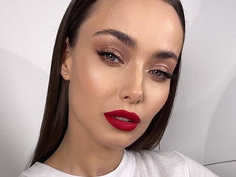 33-летняя Мишина развела ноги перед камерой, держа гантель