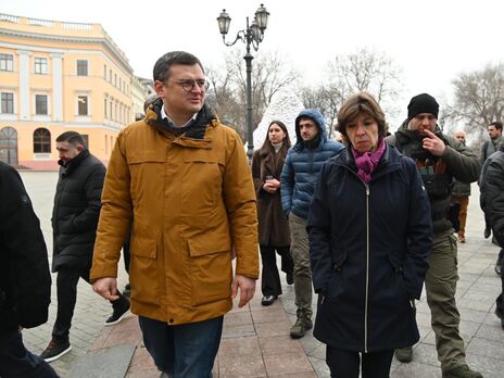 Глава МИД Франции посетила Одессу. Колонна вместе с Кулебой почтили память погибших украинских военных на местном кладбище