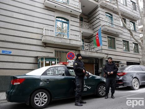 В Иране мужчина открыл стрельбу в посольстве Азербайджана, есть погибший и раненые. Видео