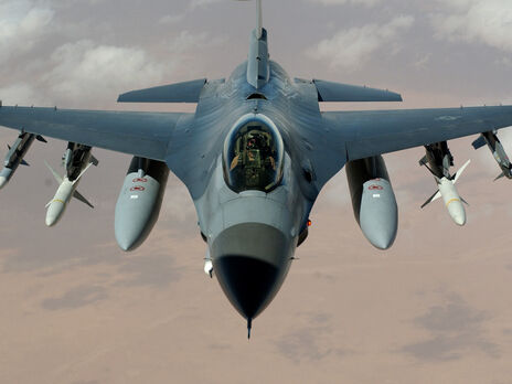 Истребитель F-16 может "осуществлять удары по наземным целям различными типами оружия", отметил Игнат