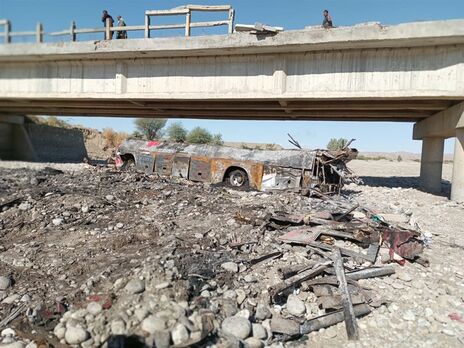 В Пакистане автобус на скорости врезался в опору моста, погиб 41 человек