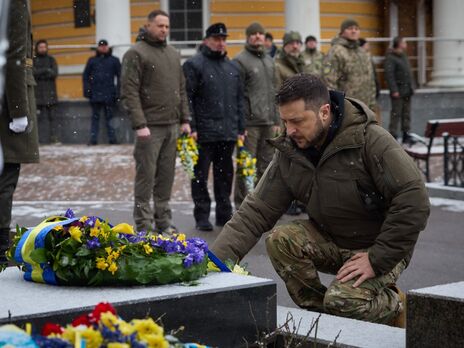 Зеленський зазначив, що, вшановуючи пам'ять героїв Крут, "ми пам'ятаємо свою історію, пишаємося, дякуємо й підтримуємо українську армію та разом наближаємо перемогу"