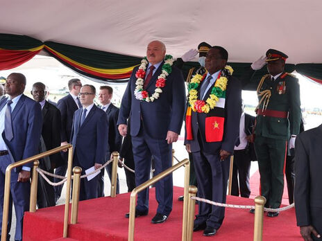 Лукашенко прибув до Зімбабве з візитом, який нібито має найвищий протокольний статус. Відео
