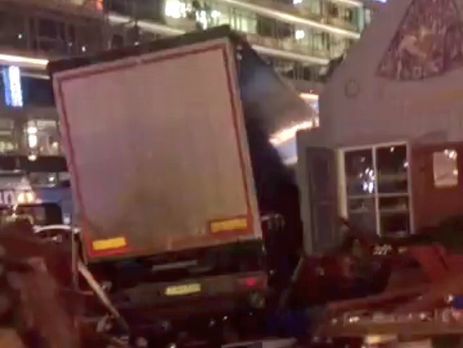 Грузовик врезался в толпу на рождественской ярмарке в Берлине