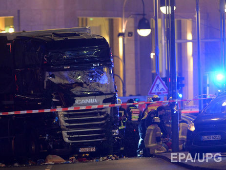 Грузовик врезался в толпу на рождественской ярмарке в Берлине, девять человек погибли. Фоторепортаж
