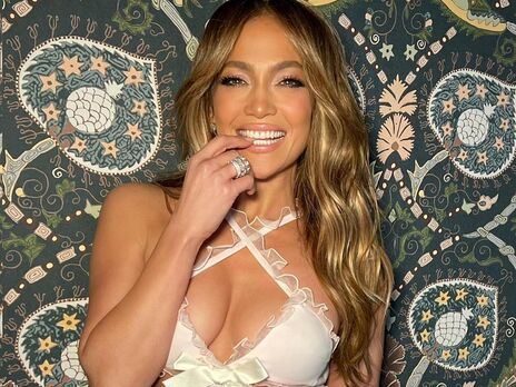 Лопес снялась в микрошортах и лифе, сидя на корточках