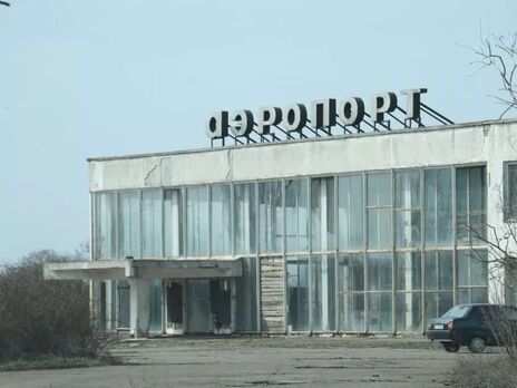 Росіяни побудували 15 км укріплень навколо аеропорту окупованого Бердянська. Супутникові знімки