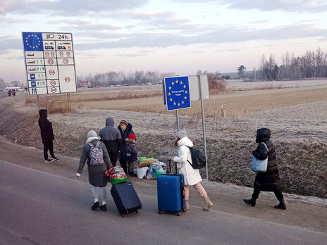 Запрет на выезд за границу, который ввели в Украине, коснется тысяч женщин. Из-за него несколько депутатов Рады готовы сложить мандат – СМИ