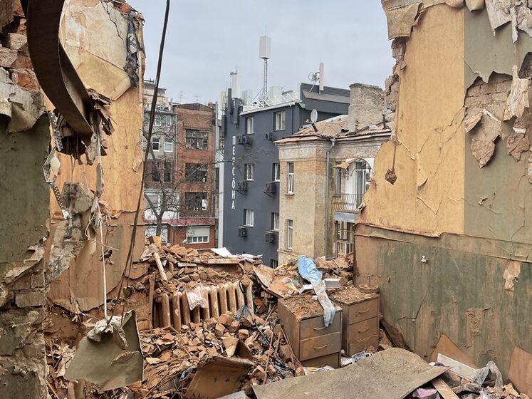"Она была в эпицентре". В Харькове спасатели вручную просеивают развалины, чтобы найти останки женщины, погибшей 30 января