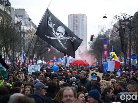 У Парижі масово протестували проти пенсійної реформи, сталися сутички з поліцією. Фоторепортаж