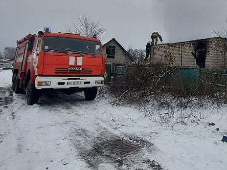 В результате обстрелов оккупантами приграничных районов Харьковской области ранен мужчина, повреждено здание и транспорт ГСЧС – ОВА