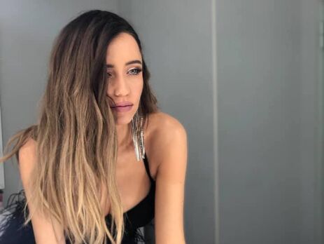 Джинсовые шорты и массивные сапоги. Дорофеева с разных ракурсов показала, как выглядит в новом образе. Видео