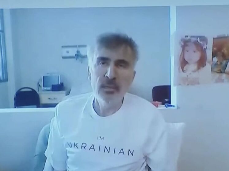 Саакашвили на видео в суде снял майку, чтобы показать, насколько истощен. Трансляцию прервали
