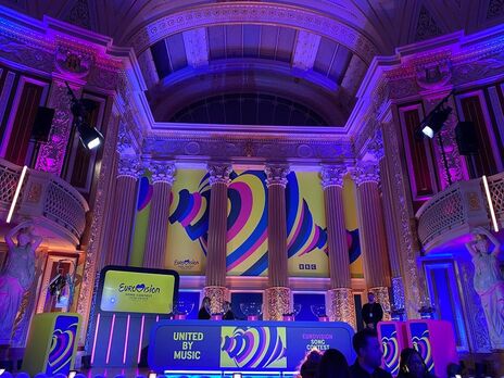 Слоганом "Евровидения 2023" является фраза United By Music, а логотип представляет собой электрокардиограмму из сердец желтого, голубого, синего и розового цветов