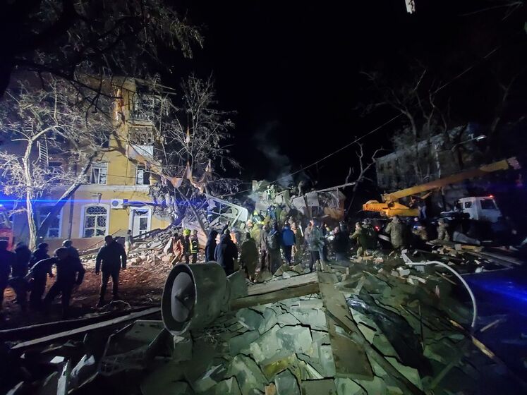 Російські окупанти вдарили ракетою по житловому будинку в центрі Краматорська, загинуло щонайменше двоє людей, семеро поранених – Донецька ОВА