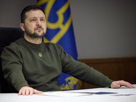 Украинцы уже почти год "стоят против зла", отметил Зеленский