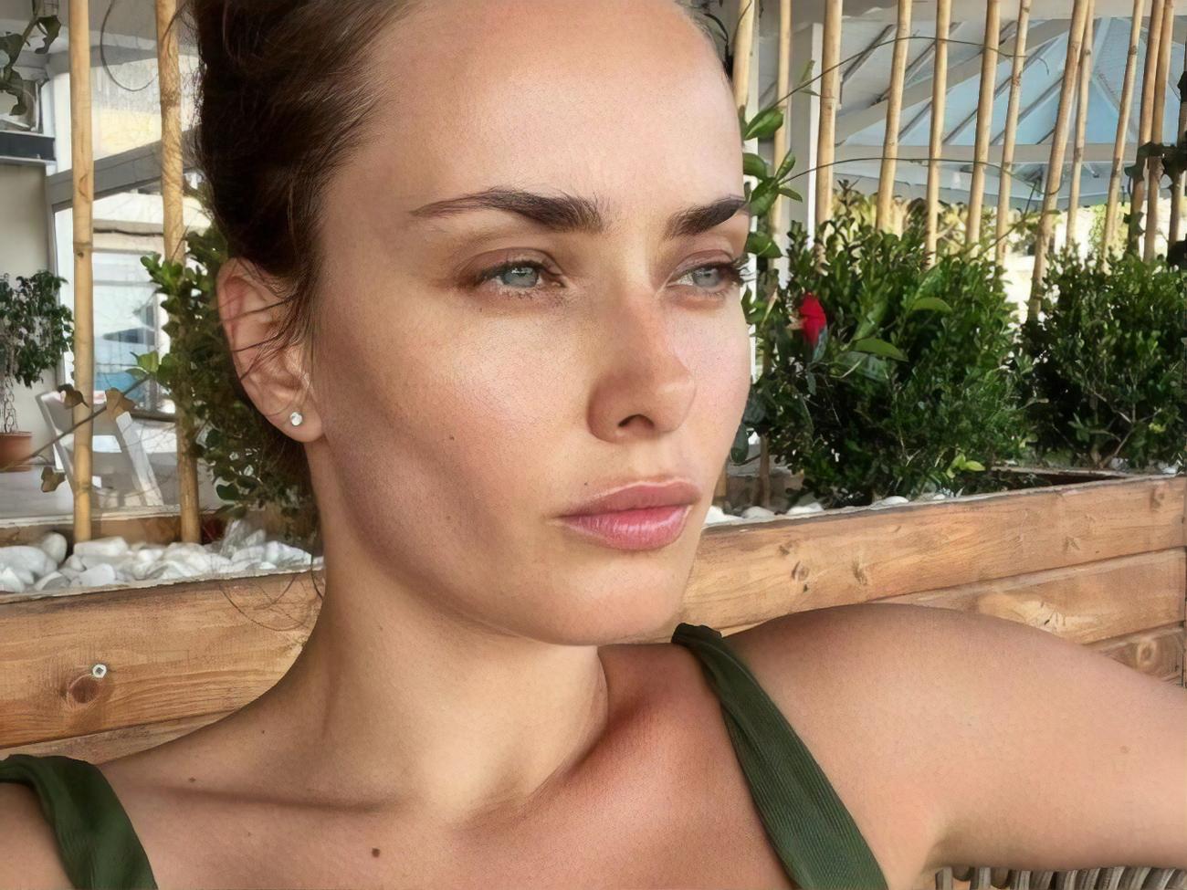 Мишина показала фото в мокром купальнике