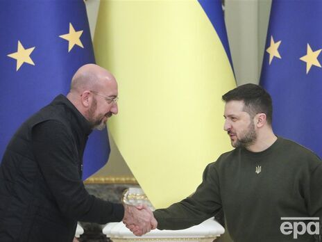 Зеленський (праворуч) у ніч на 24 лютого 2022 року в телефонній розмові повідомив Мішелю, що Росія атакує Україну по всій території, розповів глава Євроради