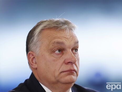 Орбан находится в ситуации "между молотом и наковальней", считает журналист