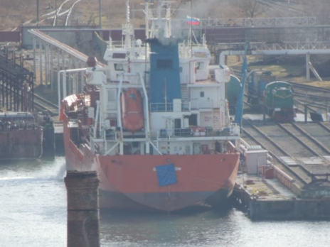 В окупованому Криму назву судна закрили тканиною. ЗМІ припускають, що це через санкції. Фото