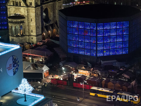 Полиция Берлина полагает, что грузовик намеренно въехал в толпу на рождественской ярмарке
