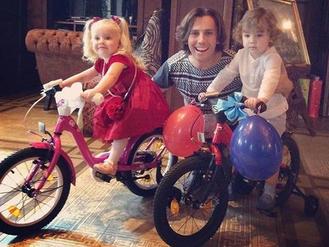 Дети Пугачевой и Галкина устроили гонки на велосипедах у себя в комнате