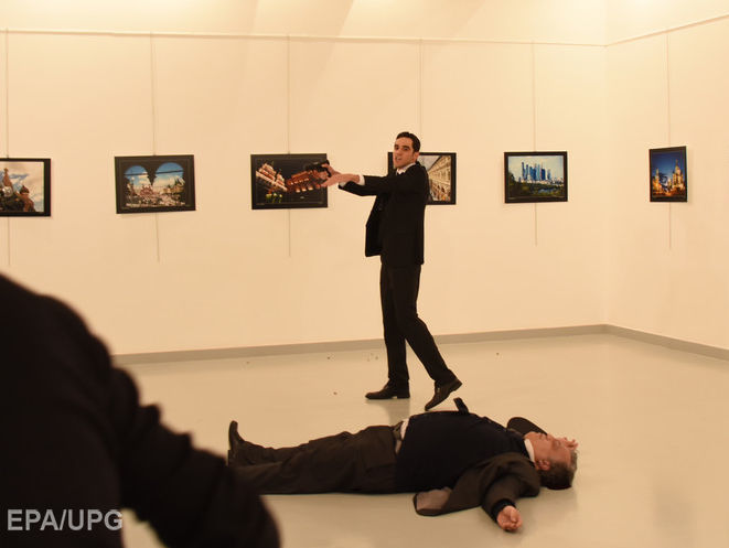 Автор фото убийства российского посла в Анкаре заявил, что стрелявший выглядел возбужденным, но контролировал себя