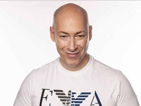 Гордон показал, как в РФ моют посуду в унитазе