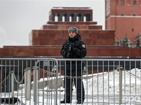 Российские правоохранители задержали мужчину, который около полуночи попытался открыть дверь в мавзолей, где находится тело Ленина