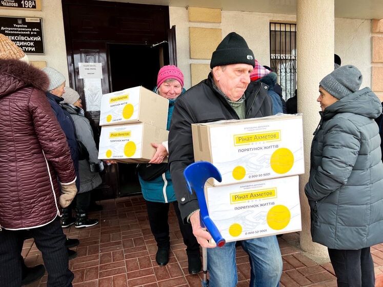 Жителям Нікопольського району видали продуктові набори від Фонду Ріната Ахметова